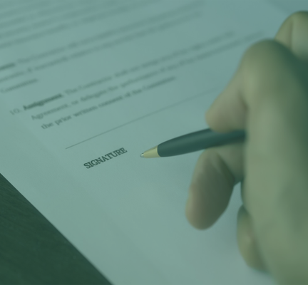 Bild för rådgivaransvar i appen Lagens möjligheter - Hand med pennan beredd över raden för signatur på ett avtal.